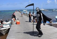 La Muerte exhorta a bañistas de Puerto Morelos, a quedarse en casa.