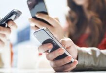 Usar el teléfono móvil menos de 2 horas al día mejora la salud mental