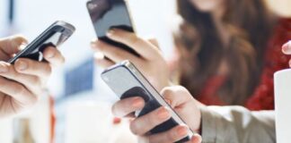 Usar el teléfono móvil menos de 2 horas al día mejora la salud mental