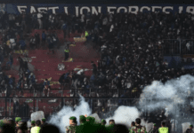 Estampida en estadio de fútbol en Indonesia mató a 125 personas