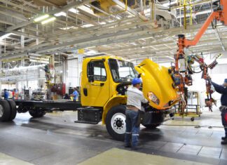 Resiste la industria de vehículos pesados / Por Diana Domínguez Galván
