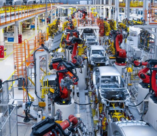 A la baja la fabricación de vehículos ligeros en México