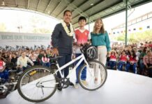 Entregan en Chiapas bicicletas y mochilas a estudiantes
