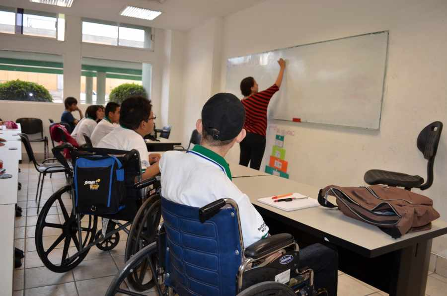 Mejoran-16-planteles-condiciones-de-atencion-a-estudiantes-con-discapacidad