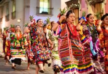 Algarabía, música y danza inundan las calles de Oaxaca durante la primera Calenda de las Culturas