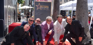La banda mexicana Intocable recibe una estrella en el Paseo de la Fama de Hollywood