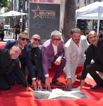La banda mexicana Intocable recibe una estrella en el Paseo de la Fama de Hollywood