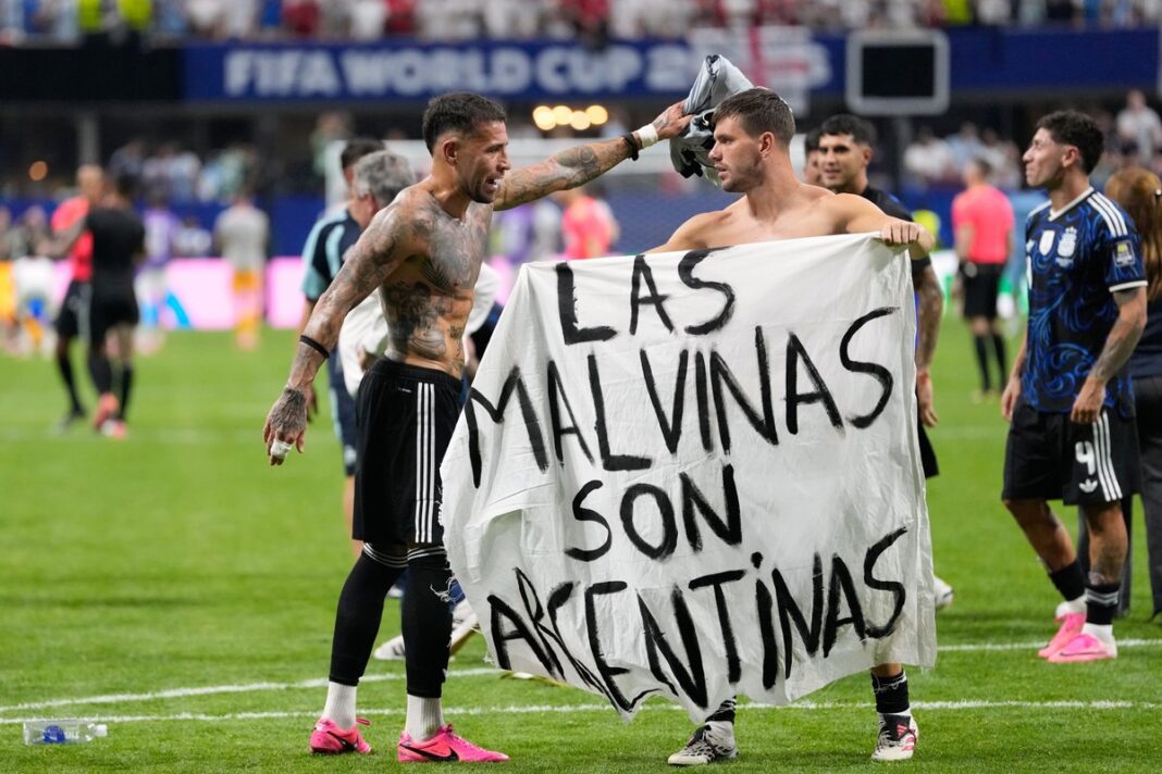 argentina-celebra-pase-a-la-final-del-mudial-con-manta-sobre-las-islas-malvinas_3b358c63-4154-46c5-834c-03bd8cc4e457_mediarawimage=true