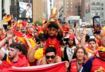 La hinchada española celebra por todo lo alto la victoria de ‘La roja’ en Nueva York