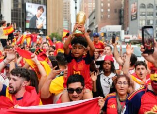 La hinchada española celebra por todo lo alto la victoria de ‘La roja’ en Nueva York