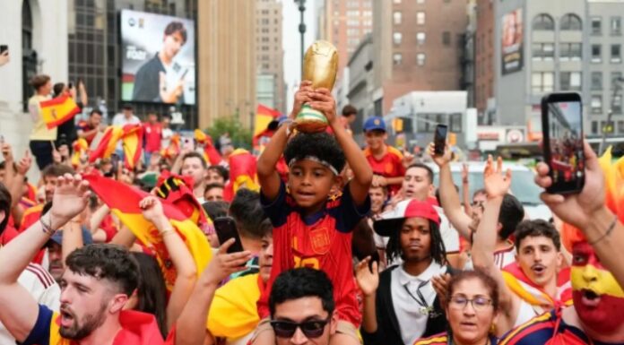 La hinchada española celebra por todo lo alto la victoria de ‘La roja’ en Nueva York