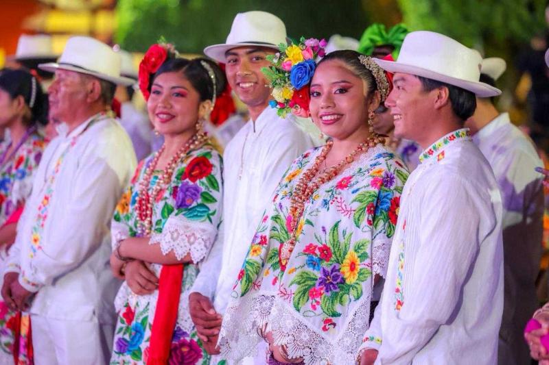 Juventudes celebran cultura y desarrollo con el Renacimiento Maya Juventudes celebran cultura y desarrollo con el Renacimiento Maya
