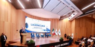 Entregan en Querétaro licencias a técnicos aeronáuticos