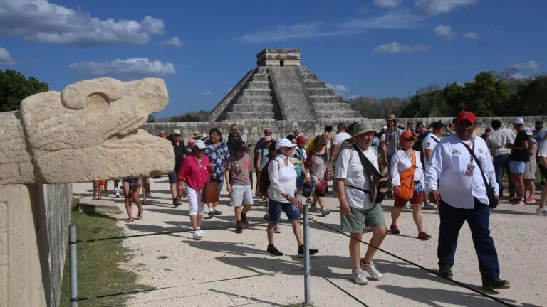 Turistas-scaled