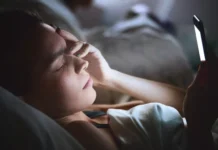 Una hora de pantallas después de acostarse dispara el riesgo de insomnio un 59%