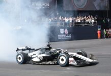 Ralizan exhibición de Fórmula 1 en Paseo de la Reforma