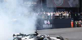 Ralizan exhibición de Fórmula 1 en Paseo de la Reforma