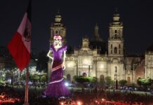 Inauguran en el Zócalo de la CDMX Ofrenda Monumental con La Catrina Más Alta del Mundo