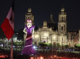 Inauguran en el Zócalo de la CDMX Ofrenda Monumental con La Catrina Más Alta del Mundo