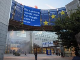 Greenpeace cuelga una pancarta gigante en la Eurocámara contra el aumento de precios de la energía