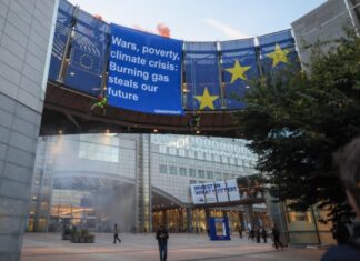 Greenpeace cuelga una pancarta gigante en la Eurocámara contra el aumento de precios de la energía