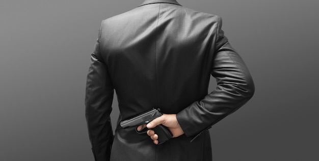 homem-com-uma-arma-nas-costas_183270-74